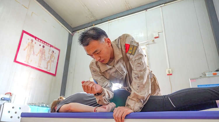 體驗(yàn)中醫(yī)推拿。王軍杰攝