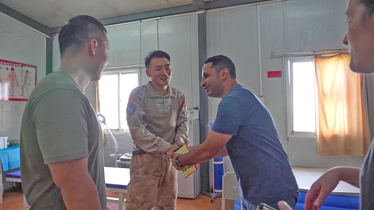 外國(guó)友人致謝。王軍杰攝