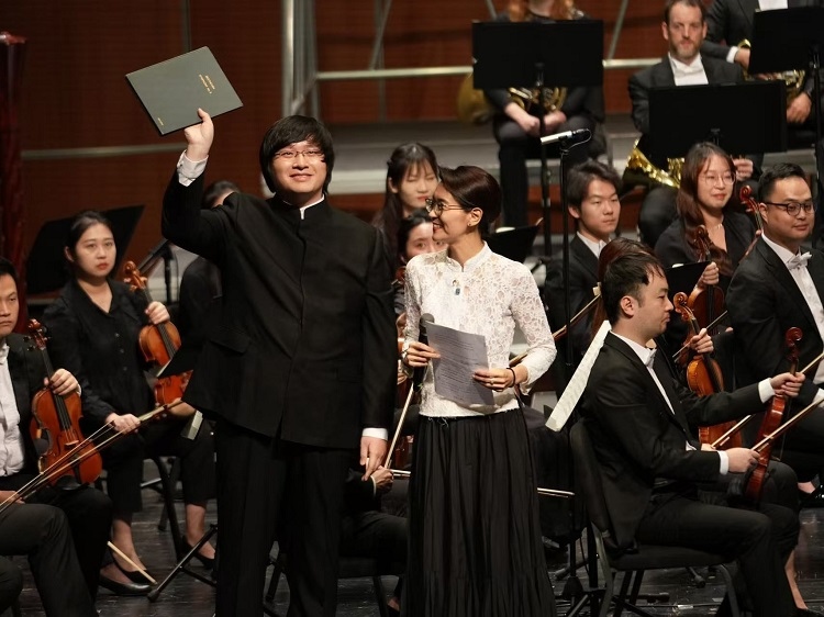 小澤征良向俞潞贈送小澤征爾使用過的《第五交響曲》樂譜。演出方供圖
