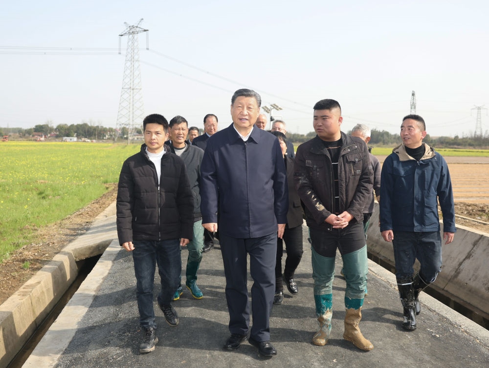2024年3月19日，習(xí)近平在湖南省常德市鼎城區(qū)謝家鋪鎮(zhèn)港中坪村，同種糧大戶、農(nóng)技人員、基層干部親切交流。習(xí)近平強(qiáng)調(diào)：“要建設(shè)好高標(biāo)準(zhǔn)農(nóng)田，推行適度規(guī)模經(jīng)營(yíng)，加強(qiáng)政策支持和示范引領(lǐng)，加大良種、良機(jī)、良法推廣力度，在精耕細(xì)作上下功夫，進(jìn)一步把糧食單產(chǎn)和品質(zhì)提上去，讓種糧也能夠致富，進(jìn)而吸引更多農(nóng)戶參與發(fā)展現(xiàn)代化大農(nóng)業(yè)，真正把中國(guó)特色農(nóng)業(yè)現(xiàn)代化之路走穩(wěn)走扎實(shí)。”
