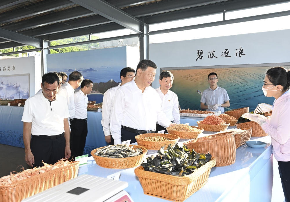2024年10月15日，習(xí)近平在福建省漳州市東山縣陳城鎮(zhèn)澳角村考察時(shí)，了解海鮮干貨和漁獲產(chǎn)品交易情況。習(xí)近平指出：“村級(jí)黨組織要發(fā)揮火車(chē)頭作用，帶領(lǐng)鄉(xiāng)親們做好‘?！奈恼?，在鄉(xiāng)村振興、共同富裕的道路上一往無(wú)前?！? width=