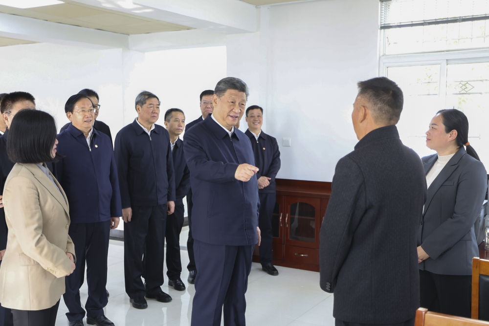 2024年11月5日，習(xí)近平在湖北省咸寧市嘉魚(yú)縣潘家灣鎮(zhèn)四邑村黨群服務(wù)中心考察。習(xí)近平指出：“要持續(xù)為基層減負(fù)，讓基層干部能夠用更多時(shí)間和精力來(lái)服務(wù)群眾。”