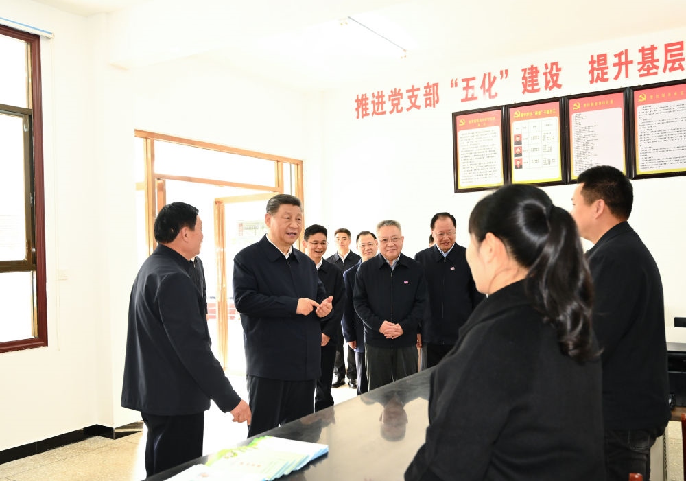 2024年3月19日，習(xí)近平在湖南省常德市鼎城區(qū)謝家鋪鎮(zhèn)港中坪村黨群服務(wù)中心了解當(dāng)?shù)貫榛鶎訙p負(fù)、提升基層治理效能等情況。他指出：“要堅(jiān)決整治形式主義、官僚主義問(wèn)題，精兵簡(jiǎn)政，持之以恒抓好這項(xiàng)工作。”