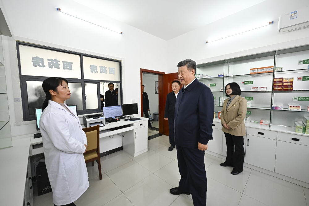 2024年11月5日，習(xí)近平在湖北省咸寧市嘉魚(yú)縣潘家灣鎮(zhèn)四邑村衛(wèi)生室考察。習(xí)近平指出：“要進(jìn)一步加強(qiáng)黨建引領(lǐng)，抓住‘一老一小’這個(gè)重點(diǎn)，更加精準(zhǔn)有效地為群眾排憂解難?！? width=