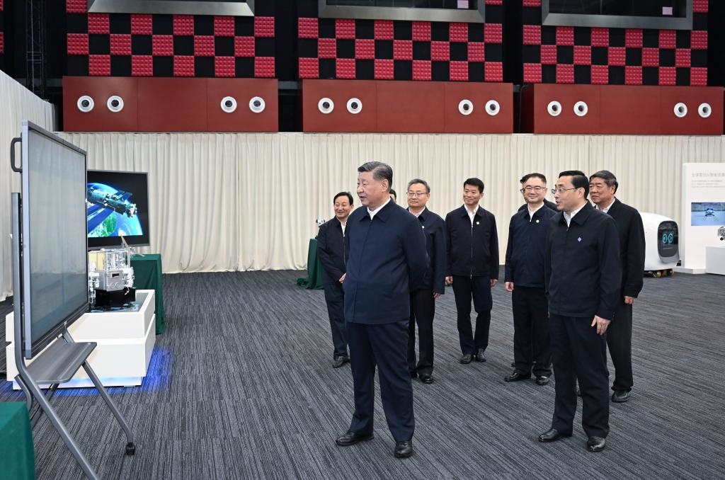 2024年10月17日，習(xí)近平總書記在合肥濱湖科學(xué)城察看安徽省重大科技創(chuàng)新成果集中展示。新華社記者 謝環(huán)馳 攝