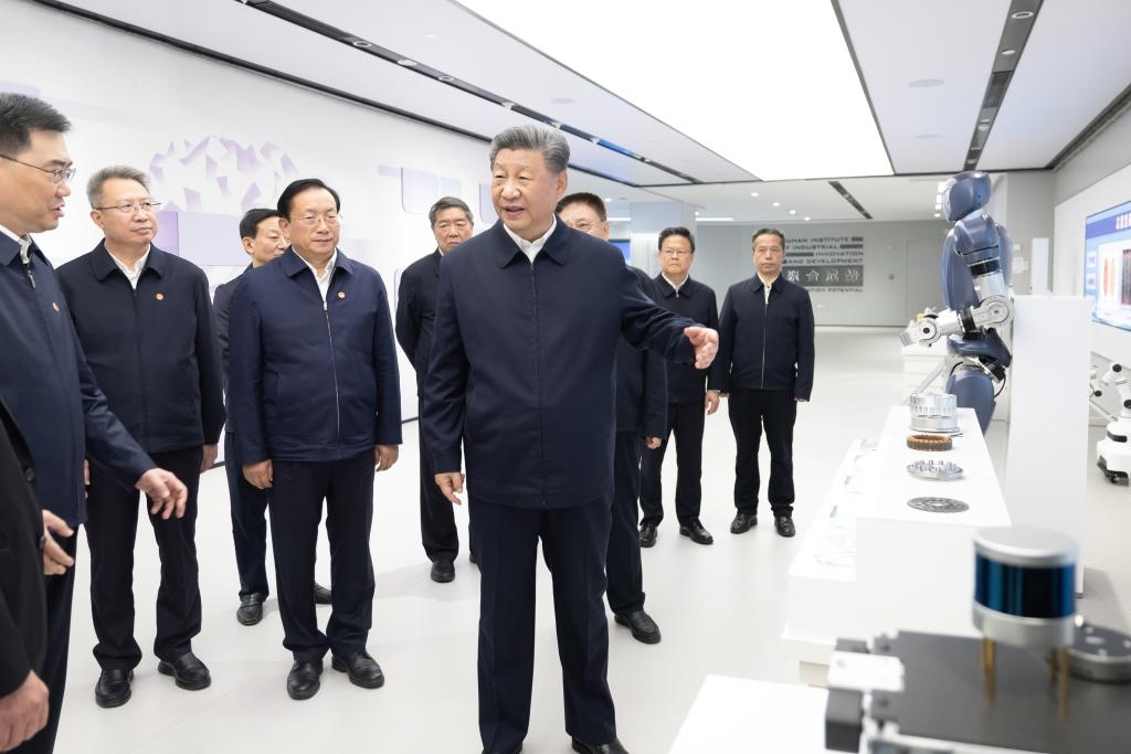 2024年11月5日，習(xí)近平總書記在武漢產(chǎn)業(yè)創(chuàng)新發(fā)展研究院考察。新華社記者 鞠鵬 攝