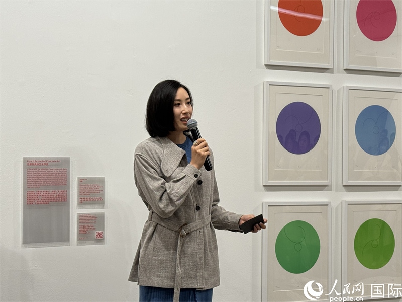11月8日，今日美術(shù)館館長(zhǎng)張然在“瑞士經(jīng)典設(shè)計(jì)展”開(kāi)幕式上發(fā)表致辭。（人民網(wǎng) 謝瑩攝）