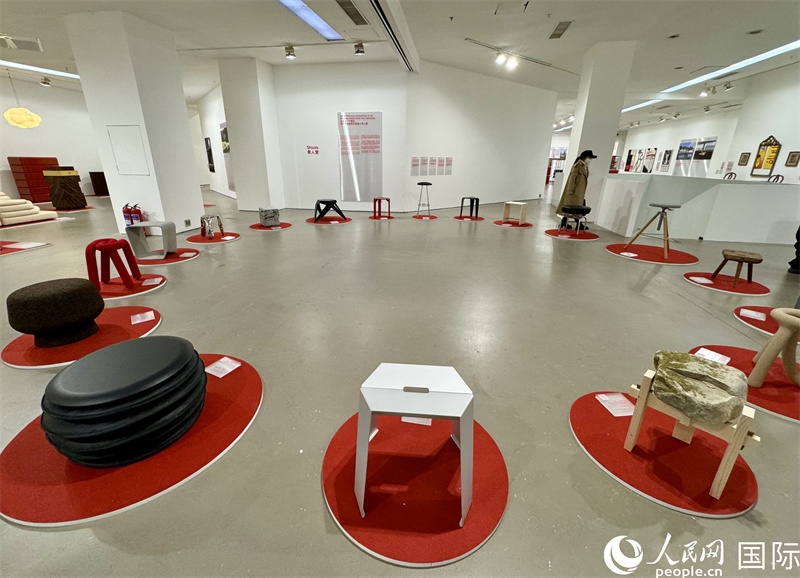11月8日，瑞士經(jīng)典設(shè)計(jì)展現(xiàn)場(chǎng)。（人民網(wǎng) 謝瑩攝）
