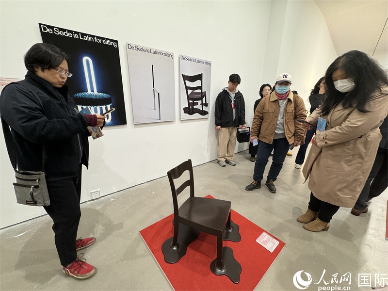 11月8日，觀(guān)眾在“瑞士經(jīng)典設(shè)計(jì)展”作品前駐足欣賞。（人民網(wǎng) 謝瑩攝） 