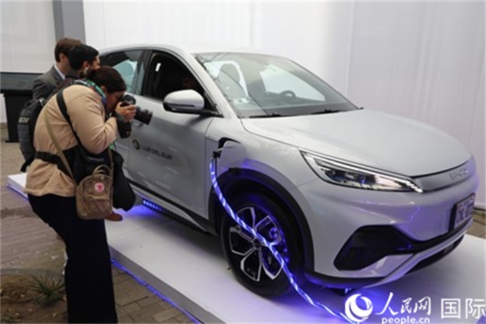 圖為秘魯媒體記者正在拍攝現場展出的比亞迪電動汽車。 人民網記者姜波攝