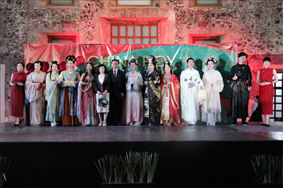 墨西哥華人婦女聯(lián)合總會木蘭藝術(shù)團的中國古代服裝表演。主辦方供圖