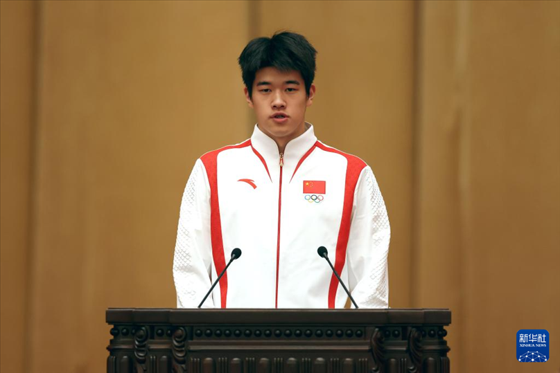 11月15日，游泳運動員潘展樂在報告會上發(fā)言。新華社記者 李明 攝