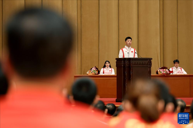 11月15日，乒乓球運動員馬龍（中）在報告會上發(fā)言。新華社記者 李明 攝