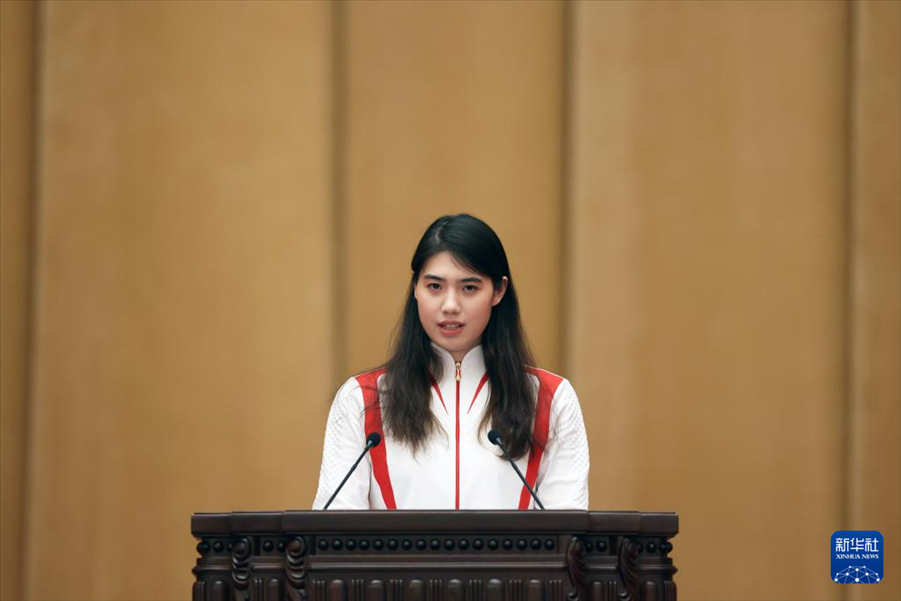 11月15日，游泳運動員張雨霏在報告會上發(fā)言。新華社記者 李明 攝