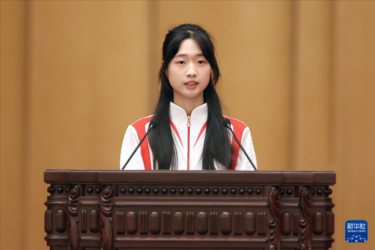 11月15日，射擊運動員黃雨婷在報告會上發(fā)言。新華社記者 李明 攝