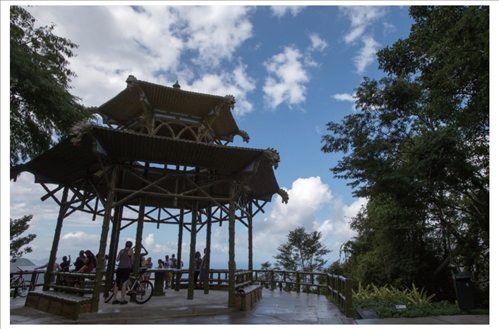 在巴西里約熱內(nèi)盧市內(nèi)的蒂茹卡國家森林公園里，有一座風光獨一無二的觀景臺，名為“中國亭”，是為紀念曾經(jīng)在這里種植茶葉的中國茶農(nóng)而修建，如今已成為當?shù)氐闹坝^。（圖源：新華社）