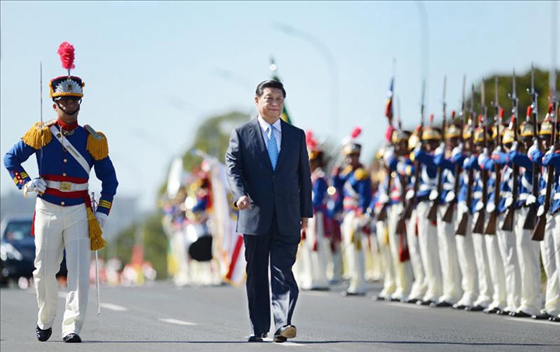 當?shù)貢r間2014年7月17日，國家主席習近平在巴西利亞出席時任巴西總統(tǒng)舉行的歡迎儀式。 新華社記者謝環(huán)馳攝