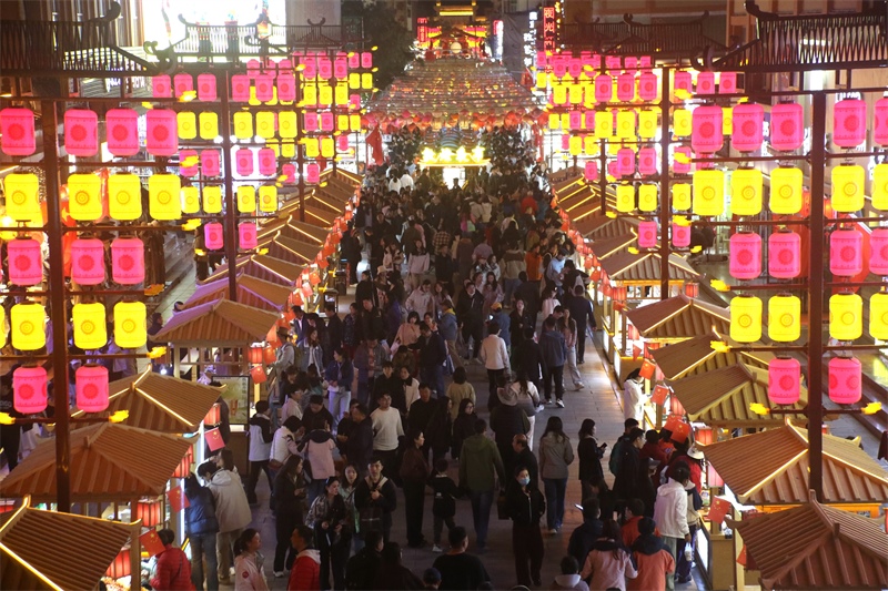 敦煌夜市。敦煌市委宣傳部供圖，張曉亮攝