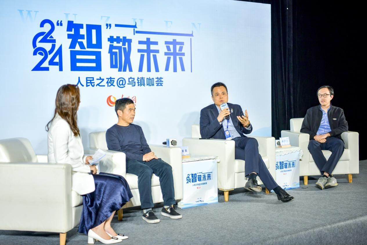 在對話環(huán)節(jié)，之江實驗室高級研究專家潘愛民、伏羲智庫創(chuàng)始人李曉東、麒麟軟件副總經(jīng)理李震寧探討“‘百模大戰(zhàn)’將卷向何方”。人民網(wǎng)記者 任峰濤攝