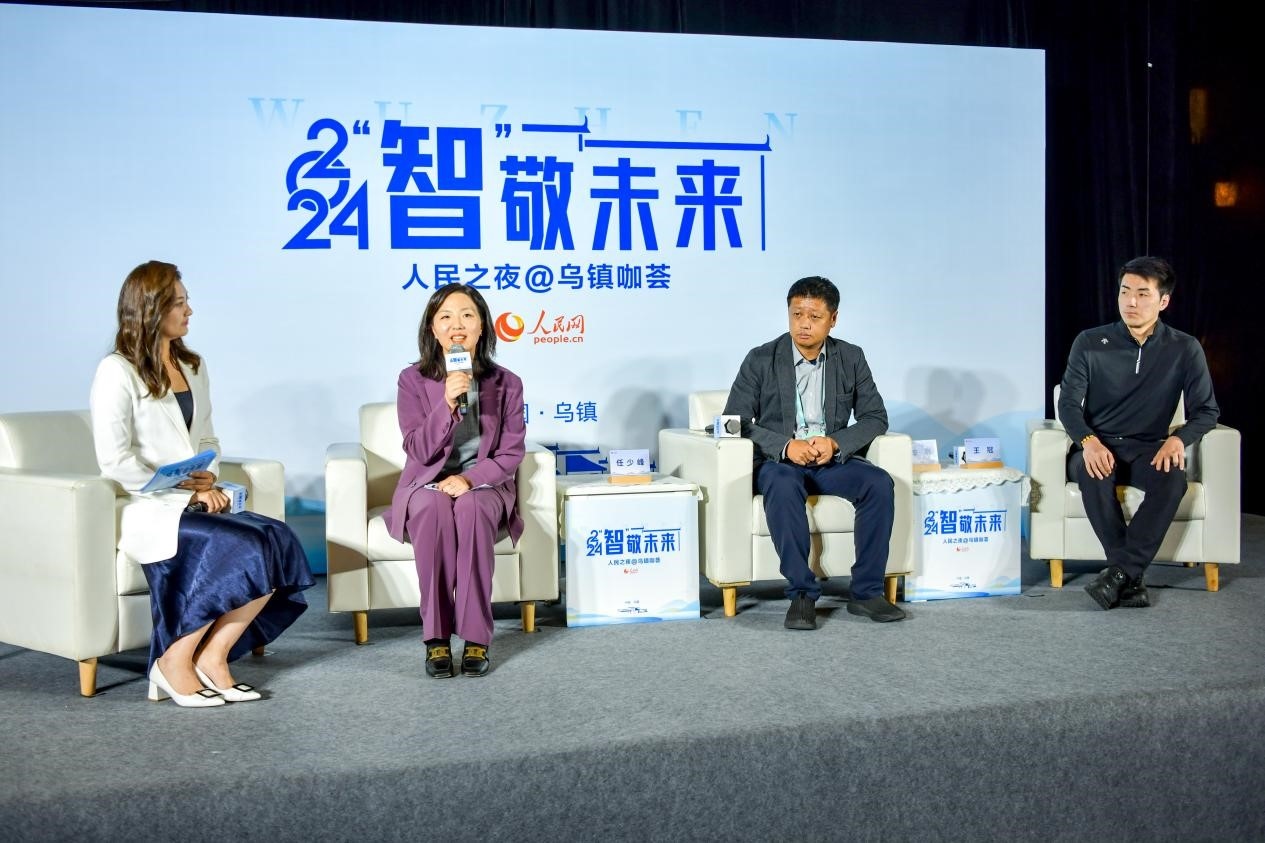 在對話環(huán)節(jié)，趣丸科技總編輯、副總裁任少峰，星云智慧機器人CEO李明，可之教育大模型創(chuàng)始人王冠討論“人工智能如何惠及大眾”。人民網(wǎng)記者 任峰濤攝