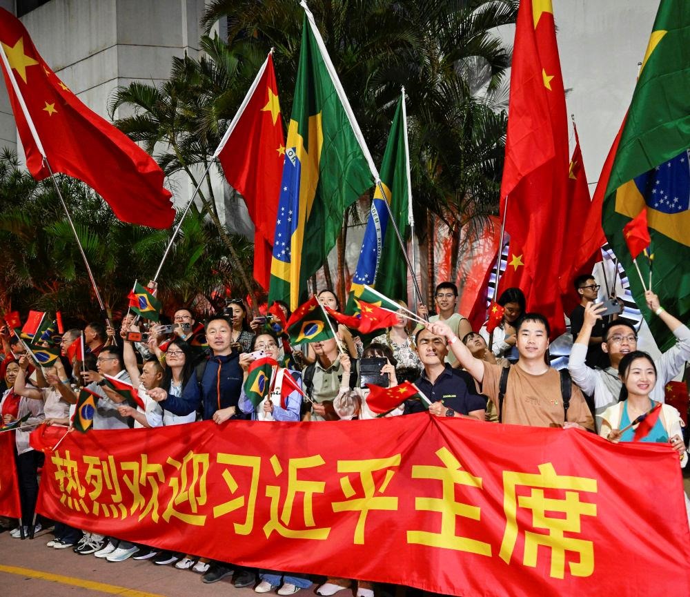  2024年11月，習(xí)近平主席在巴西里約熱內(nèi)盧出席二十國(guó)集團(tuán)領(lǐng)導(dǎo)人第十九次峰會(huì)期間，里約熱內(nèi)盧街頭熱情的歡迎人群。