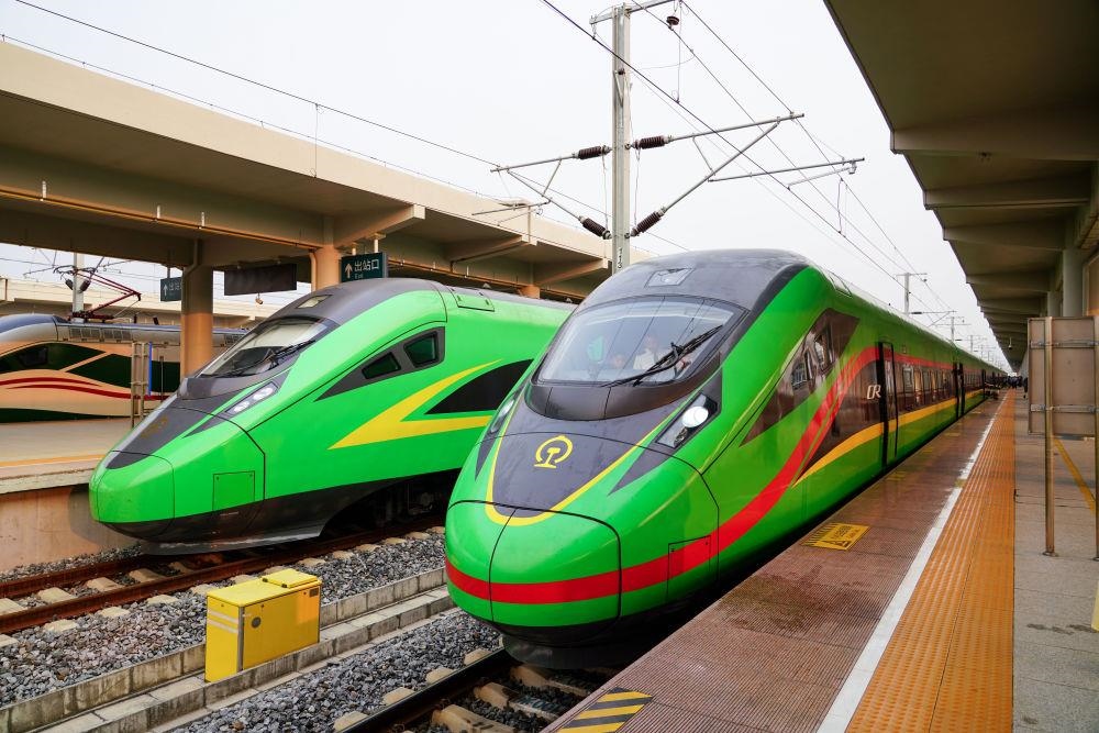 截至2024年7月5日，中老鐵路國(guó)際旅客列車?yán)塾?jì)開(kāi)行滿1000列，極大地便利了沿線民眾出行。