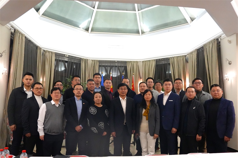 集體合照。中國(guó)駐烏克蘭大使館供圖