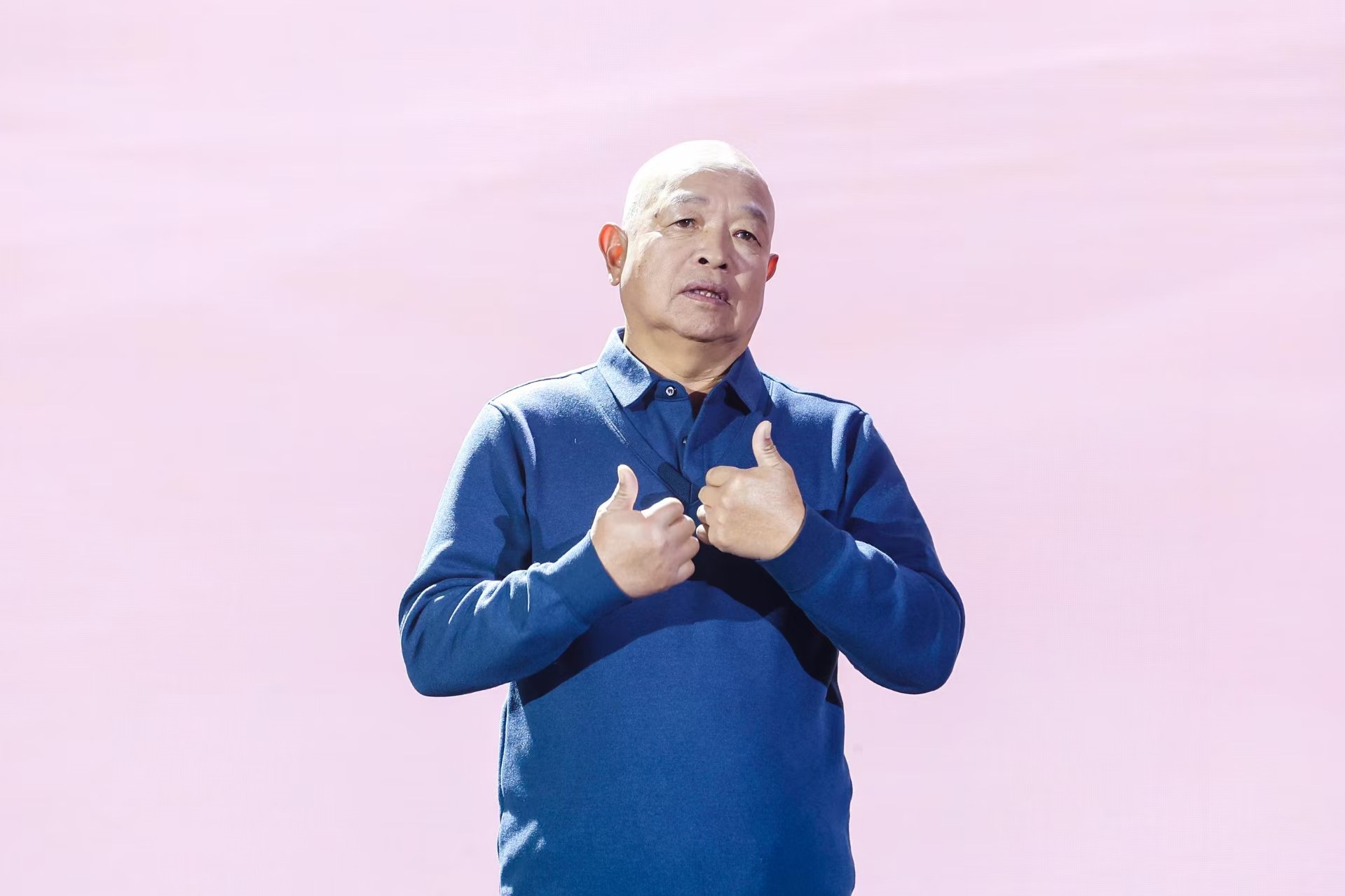 “山東好人”、煙臺(tái)市無(wú)聲洗車(chē)場(chǎng)經(jīng)理柳興濤。人民視頻供圖。