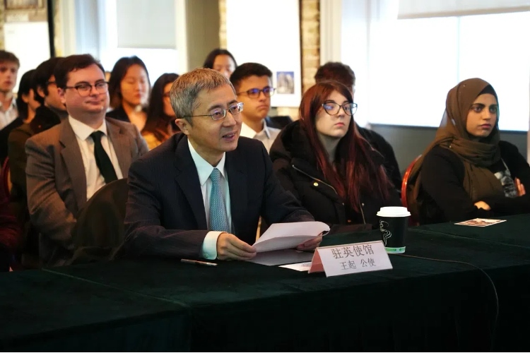 中國駐英國大使館公使王起發(fā)表講話。吳若鳴攝