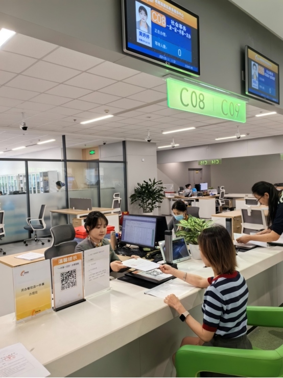 成都高新區(qū)“開辦餐飲店一件事”服務(wù)窗口。成都市市場監(jiān)督管理局供圖