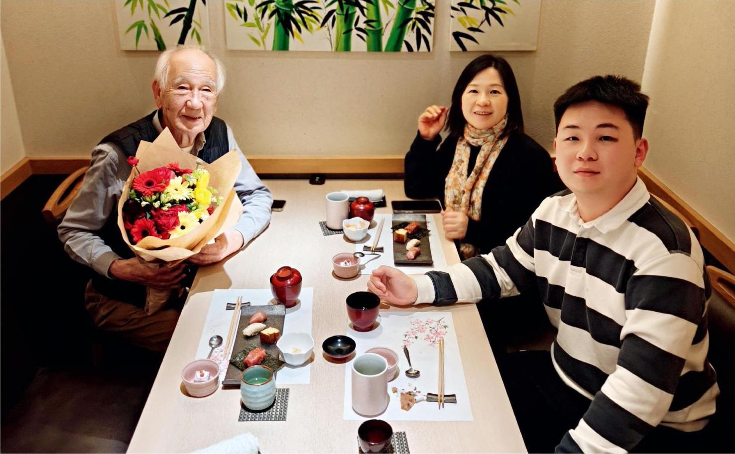 佐佐木俊一與彭林（中）、彭俊霖（右）在一起。