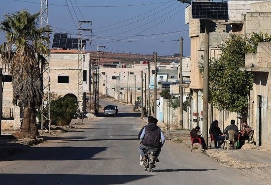 這是12月1日拍攝的敘利亞哈馬省北部一處城鎮(zhèn)街道。新華社發(fā)