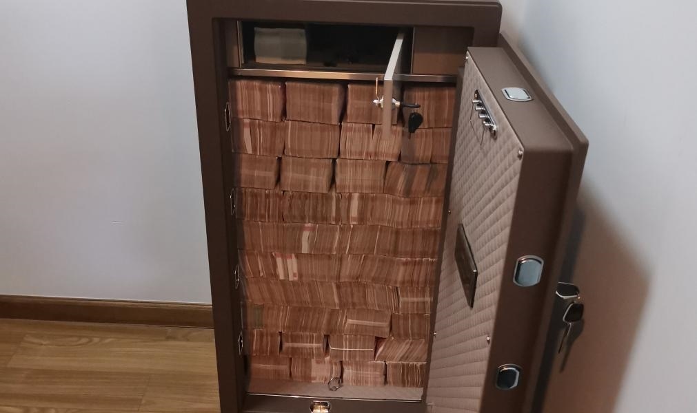 圖為警方查獲藏匿于保險柜中的現(xiàn)金。（警方供圖）