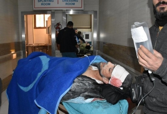 11月29日，在敘利亞阿勒頗，傷者被送往醫(yī)院接受治療。新華社發(fā)