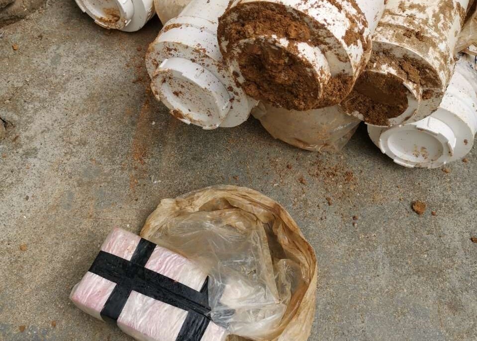 圖為警方查獲的藏匿于PVC管道中的部分現(xiàn)金。（警方供圖）