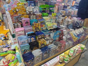 北京某文具店卡牌盲盒柜臺(tái)，未設(shè)相關(guān)提醒。人民網(wǎng)記者 黃鈺攝