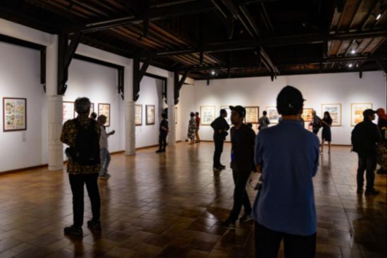 觀眾參觀“東盟-中國人文交流年”漫畫大賽展覽。記者 徐欽 攝