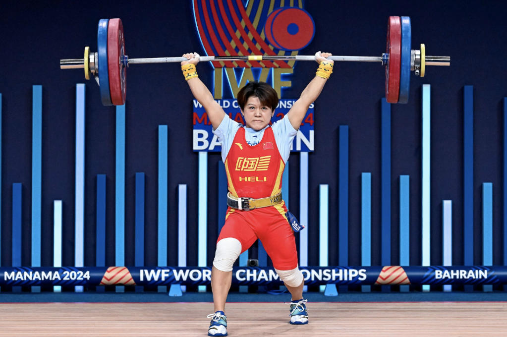 圖為向林香在比賽中。圖片來源于國際舉重聯(lián)合會官網(wǎng)