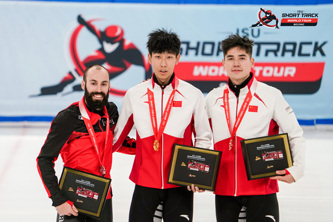 男子500米頒獎(jiǎng)儀式，中國(guó)選手孫龍(中)奪得冠軍，加拿大選手杜博伊斯(左)獲得亞軍，中國(guó)選手劉少昂獲得季軍。賽事組委會(huì)供圖