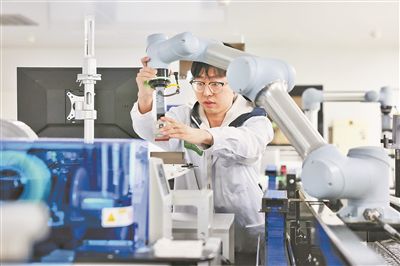 廣東省深圳市科研人員在實驗室調(diào)試智能機器人。視覺中國供圖