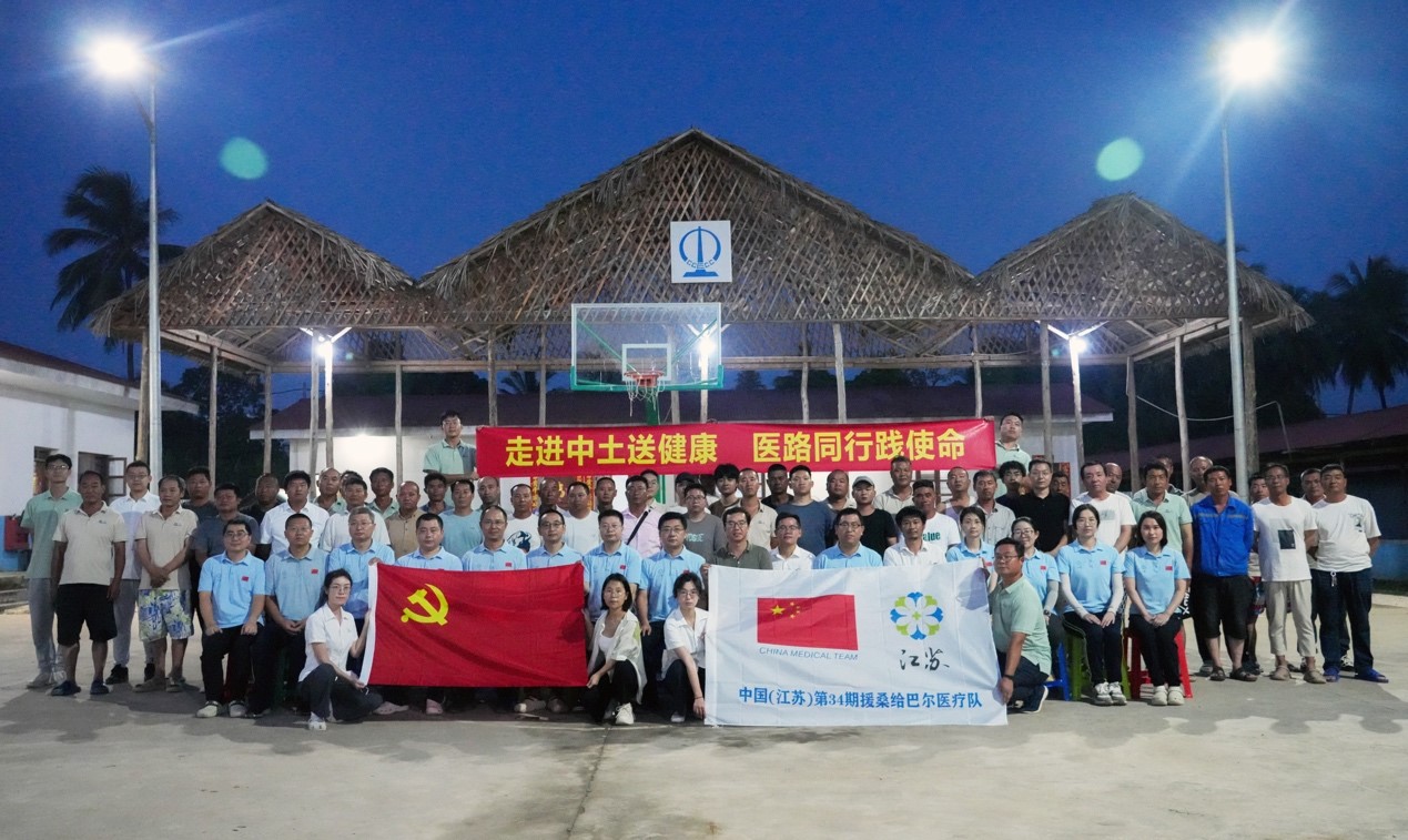 醫(yī)療隊(duì)與中土東非桑島分公司合影。中國土木供圖