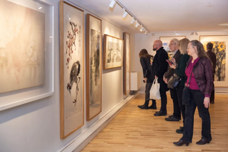 來賓參觀畫展。中國駐瑞典大使館供圖