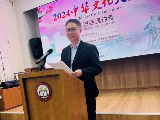 里約中國國際學(xué)校代董事長尹霄敏在閉營儀式上致辭?；顒又鬓k方供圖