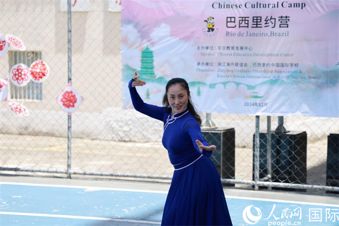 蒙古族舞蹈《熱土》表現(xiàn)出草原兒女的熱情與活力。人民網(wǎng)記者 陳海琪攝