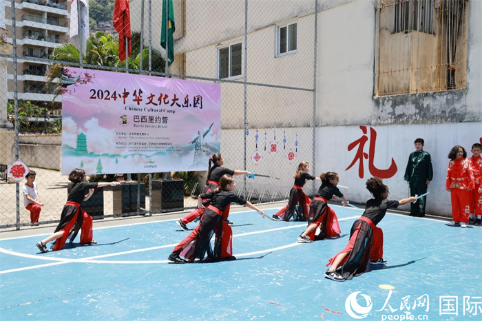 《中華武術(shù)》表演展現(xiàn)了武術(shù)剛?cè)岵莫毺伧攘ΑＨ嗣窬W(wǎng)記者 陳海琪攝