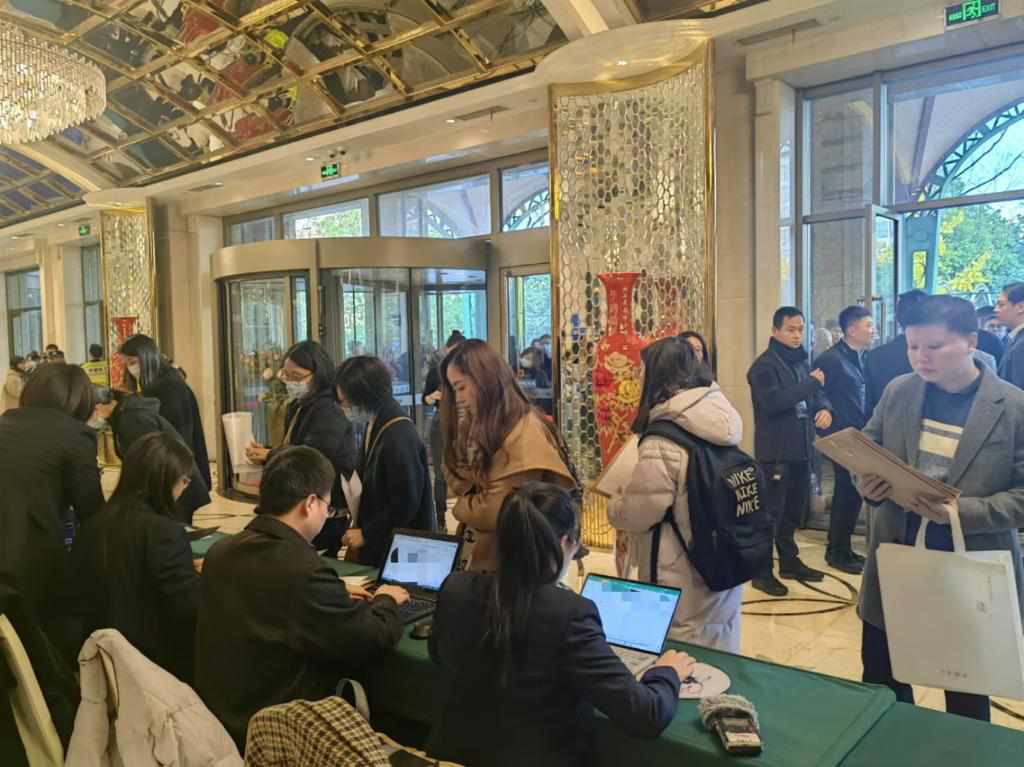 12月12日，第十批國(guó)家組織藥品集中帶量采購(gòu)現(xiàn)場(chǎng)。新華社記者龔雯 攝