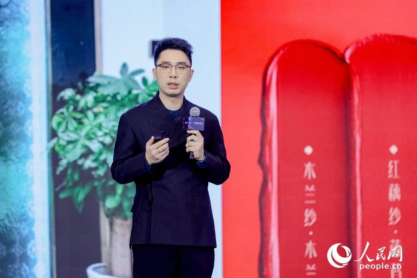花西子聯(lián)合創(chuàng)始人任剛睿在2024國民消費(fèi)大會(huì)現(xiàn)場進(jìn)行分享。