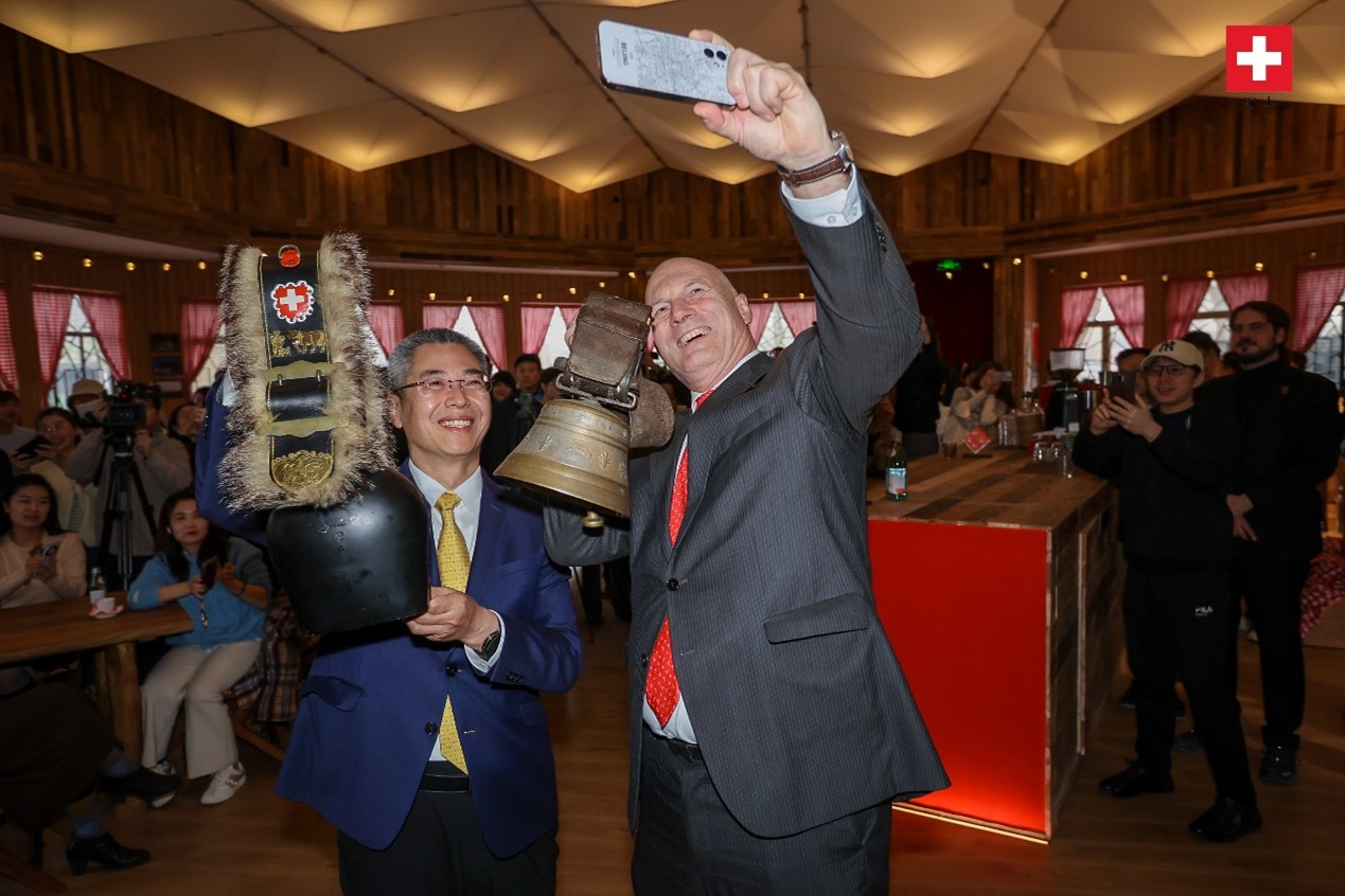 瑞士駐華大使白瑞誼與北京市西城區(qū)委副書記、代區(qū)長郅海杰搖響瑞士牛鈴，共同為小木屋揭幕。瑞士駐華大使館供圖