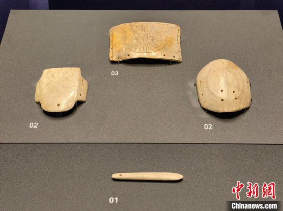 12月14日，“文明先鋒—凌家灘文化玉器展”在故宮博物院文華殿開幕。圖為展覽現(xiàn)場的玉龜、玉版和玉簽。 中新社記者 應妮 攝