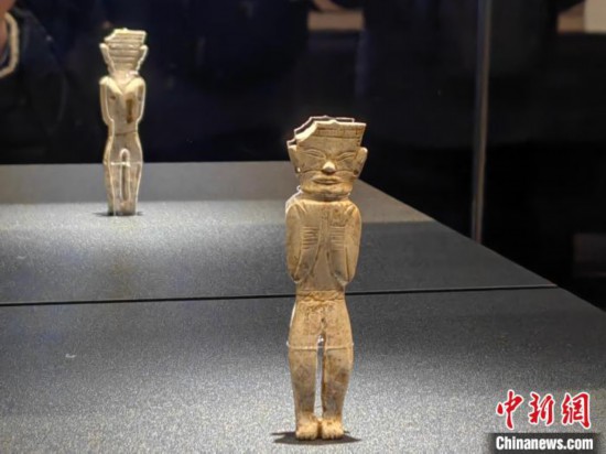 12月14日，“文明先鋒—凌家灘文化玉器展”在故宮博物院文華殿開幕。圖為展覽現(xiàn)場的立姿玉人。 中新社記者 應妮 攝